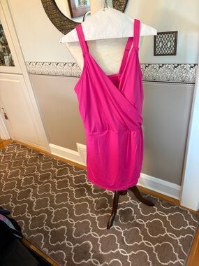 New never worn Women’s Hot Pink one piece skort bathing suit  2x lands end